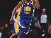 杜兰特回归赛场，逆转首场状态亮眼，独行侠观众沸腾！